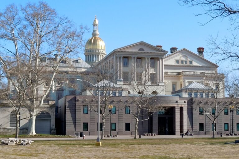 Comptroller: health insurance funds steered by private firm amid conflicts