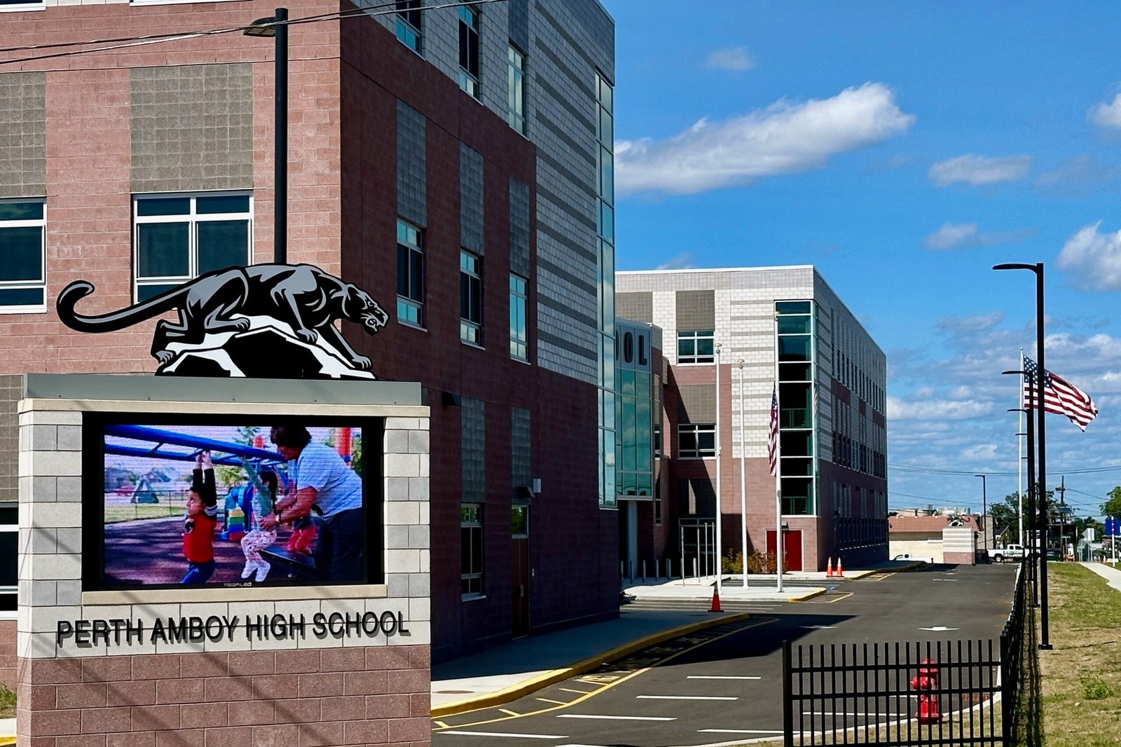 Perth Amboy High School, Convery Boulevard — Zeete / Wikimedia Commons (CC BY-SA 4.0)
